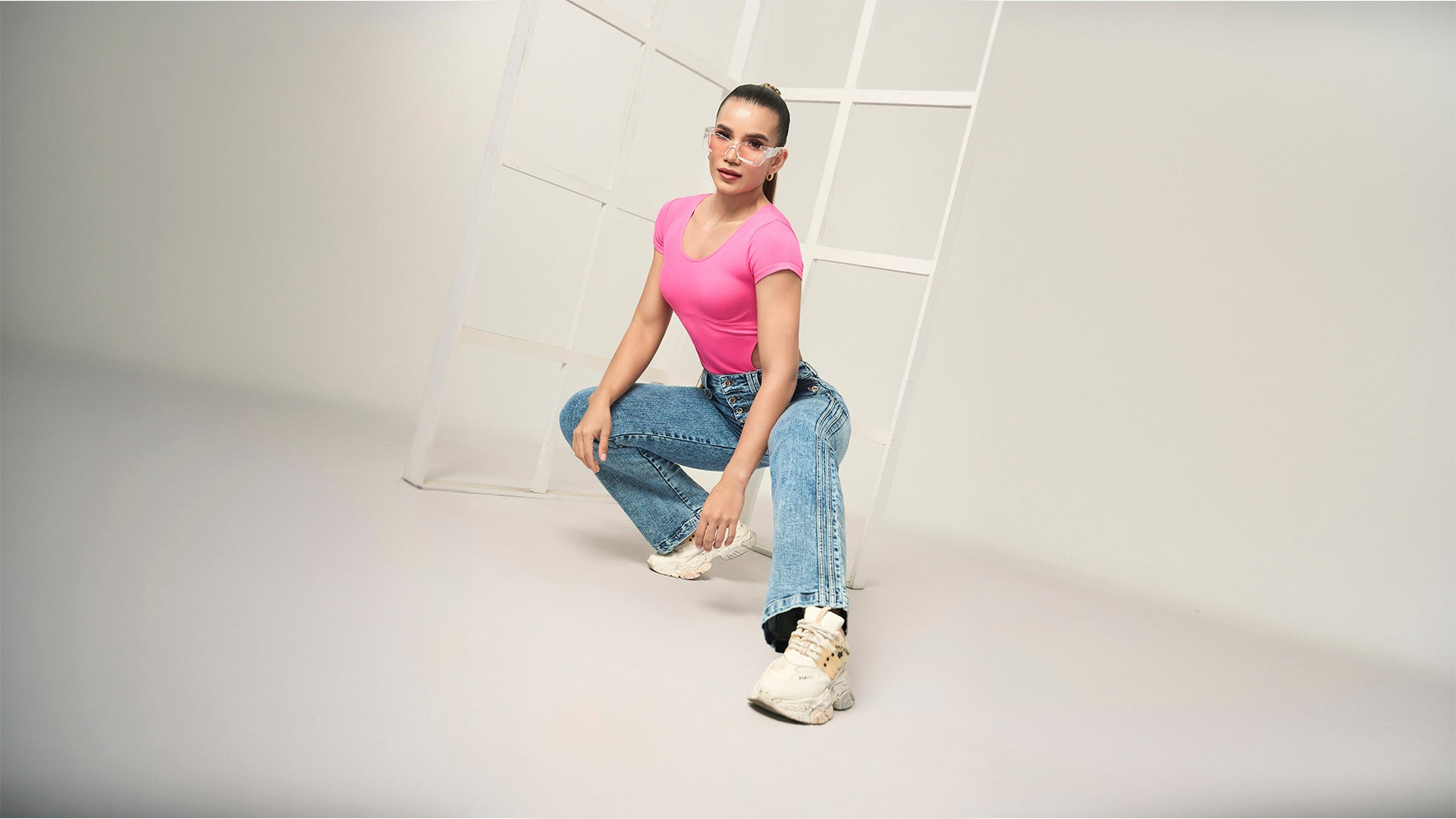 MID-RISE JEANS FOR WOMEN