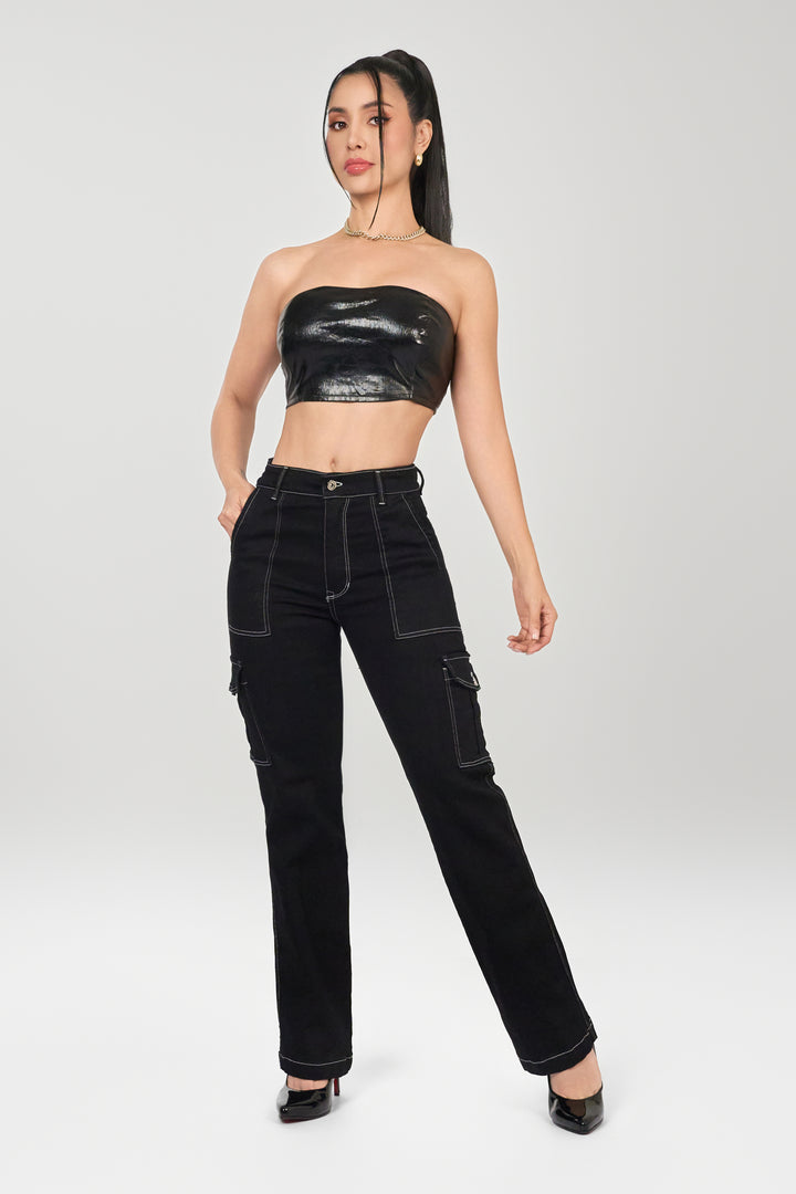 Black cargo jeans, with functional side pockets, one button slim waistband, white stitching that enhances the silhouette.