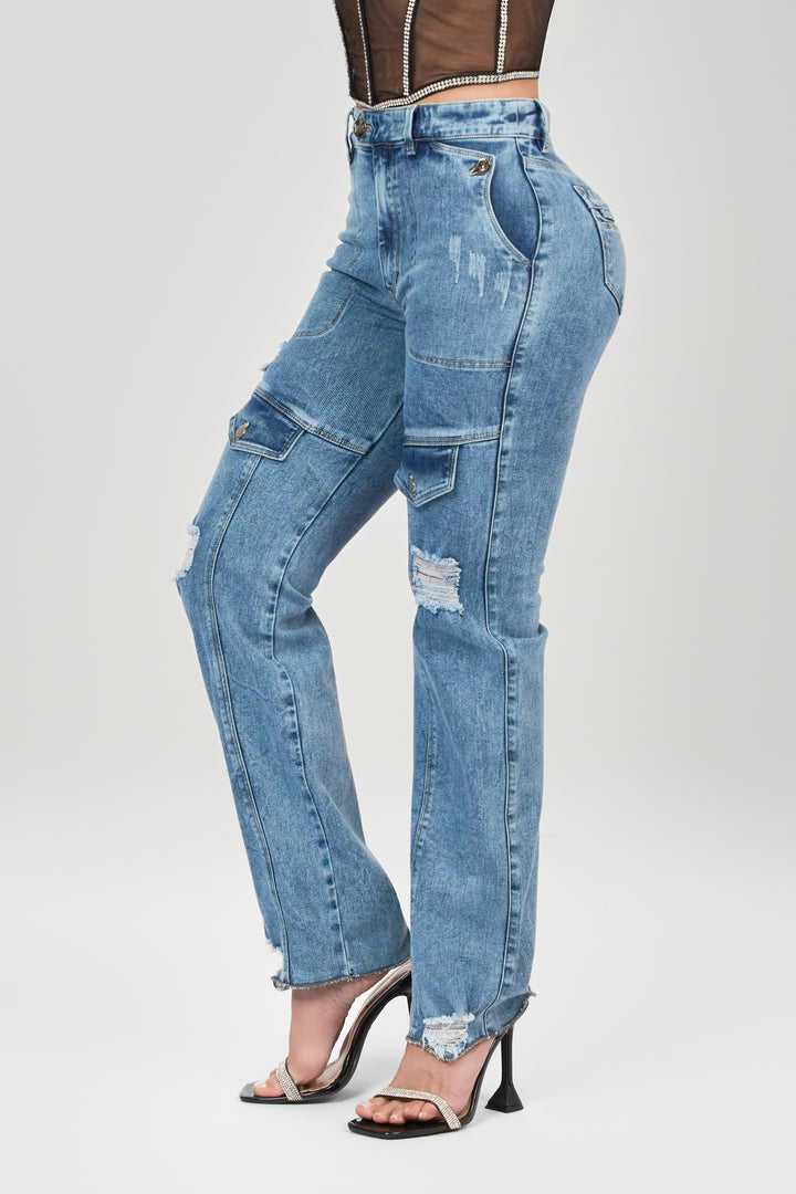 Blue straight boot jeans, with one-button slim waistband, destroyed design and simulated front pockets.