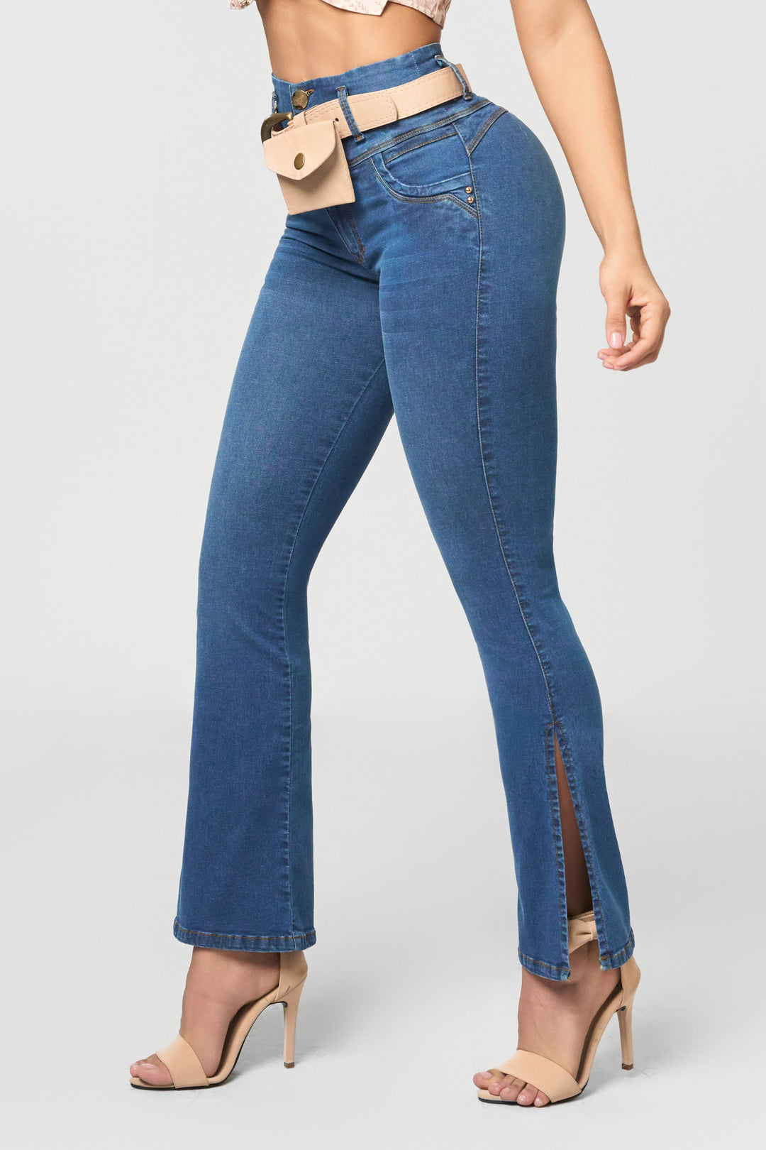  Este jean de tiro medio en azul luminoso captura la esencia de la modernidad con su corte flare que alarga y estiliza la figura de manera natural.