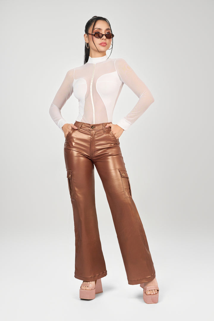 Copper-colored trousers with side pockets, high rise and thin waistband. These are elegant straight boot pants.