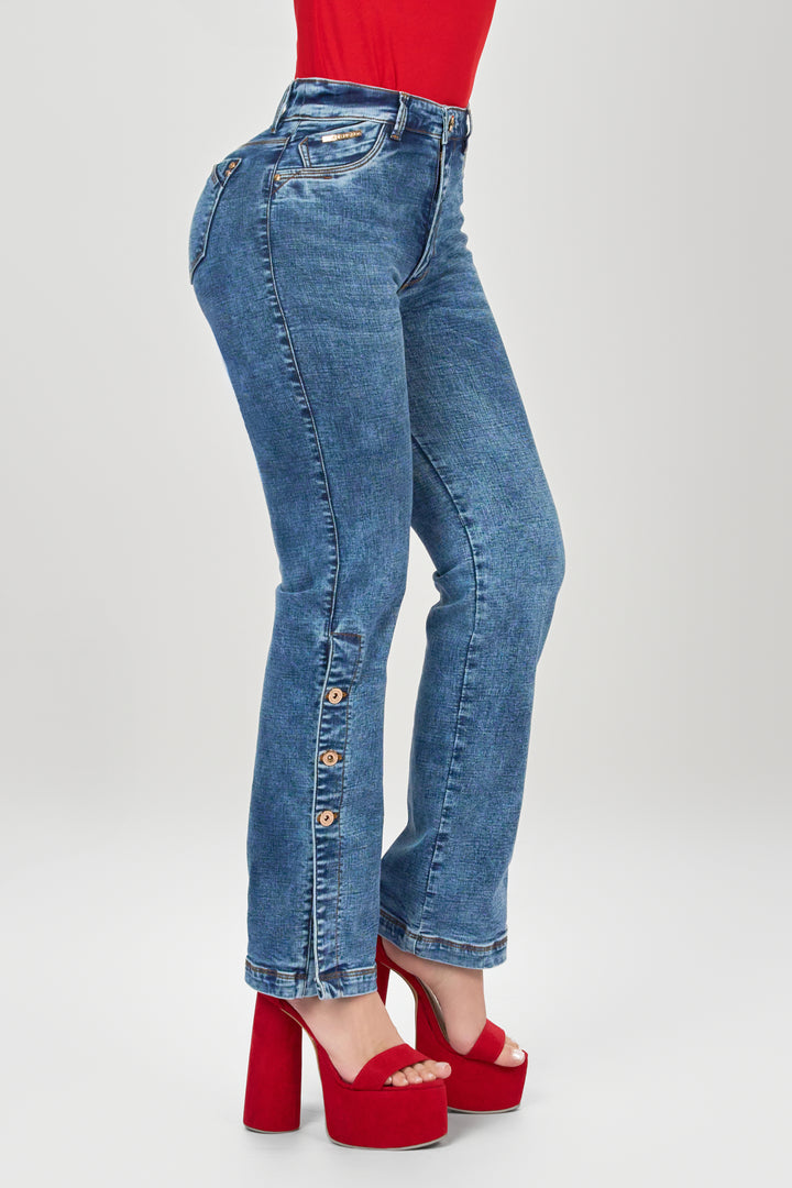 Jean blue color high shot, and straight boot, classic design, with details at the bottom of the pants that provide an elegant look.