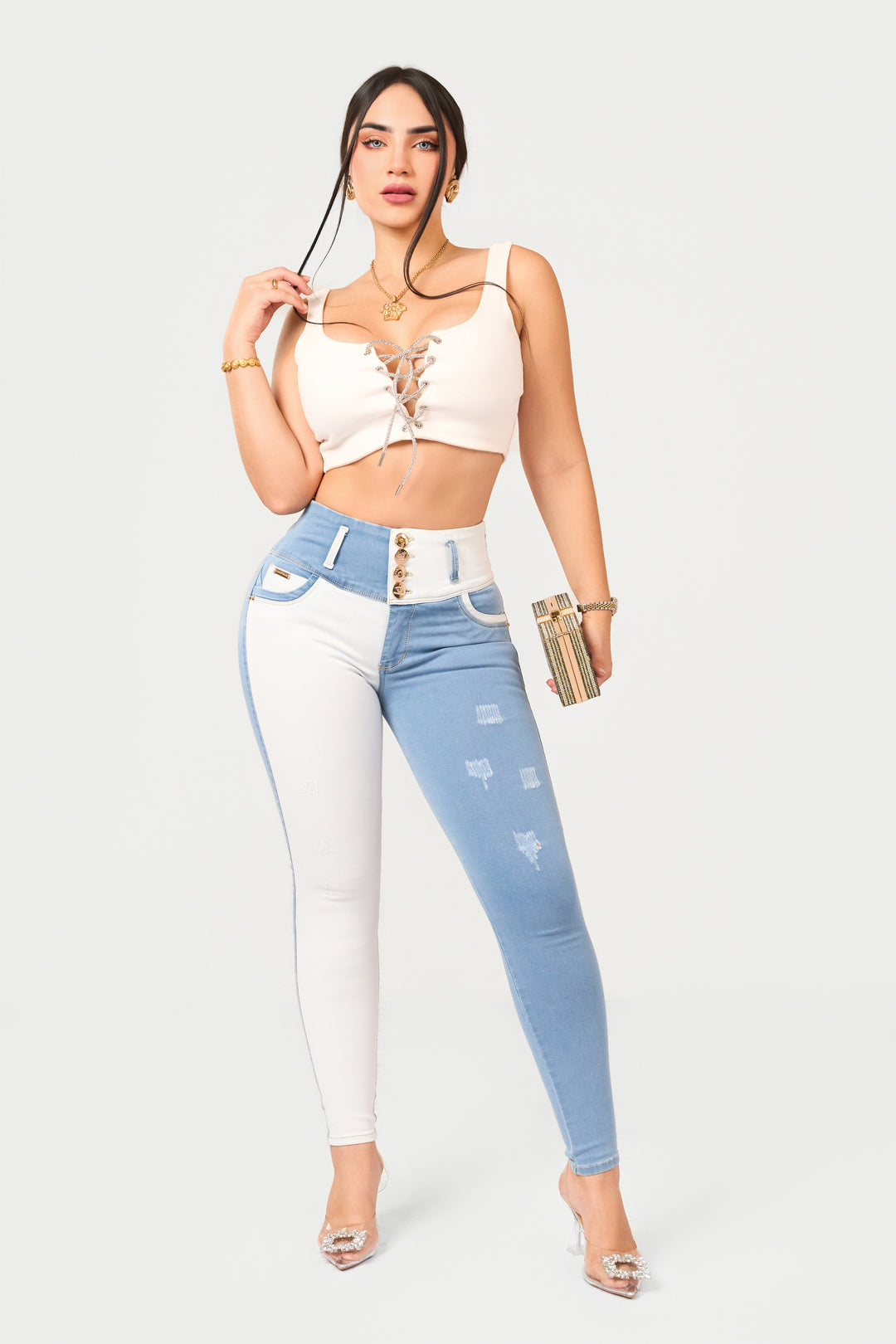 High-waisted skinny pants with five front buttons—wear them to create a unique look. 