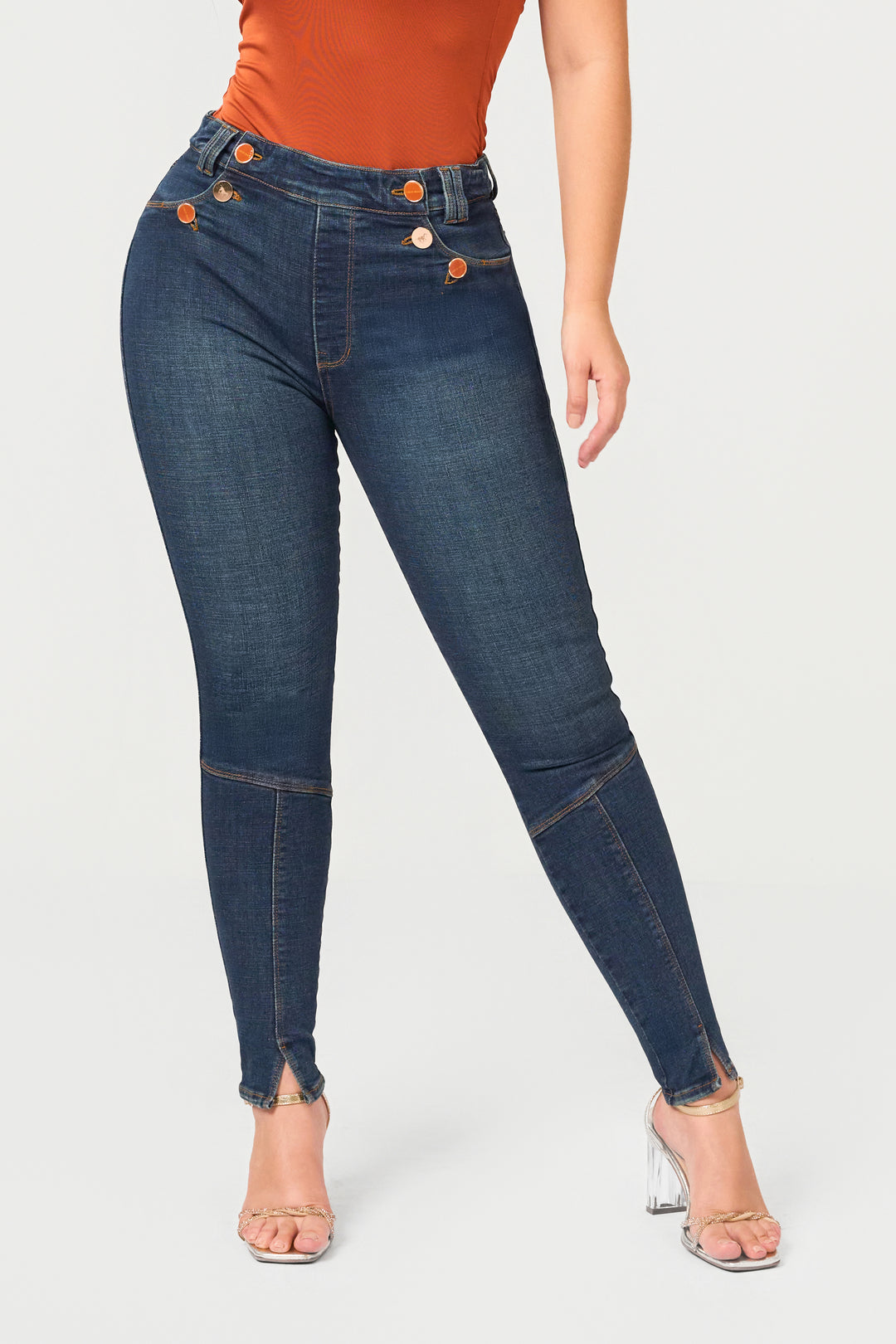 Blue skinny jeans with decorative buttons on the front and a design that enhances the buttocks.