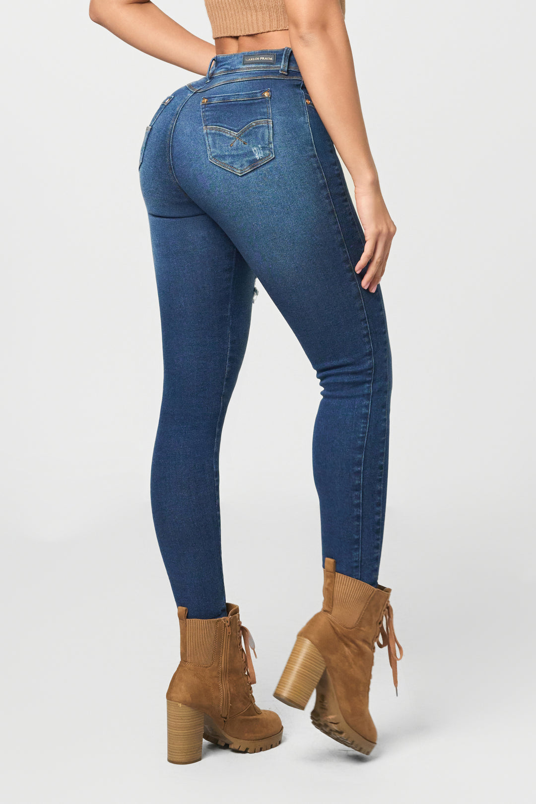 Skinny jeans color azul oscuro, de pretina delgada de un solo botón, bolsillos traseros. Elegantes, versátiles y cómodos. 