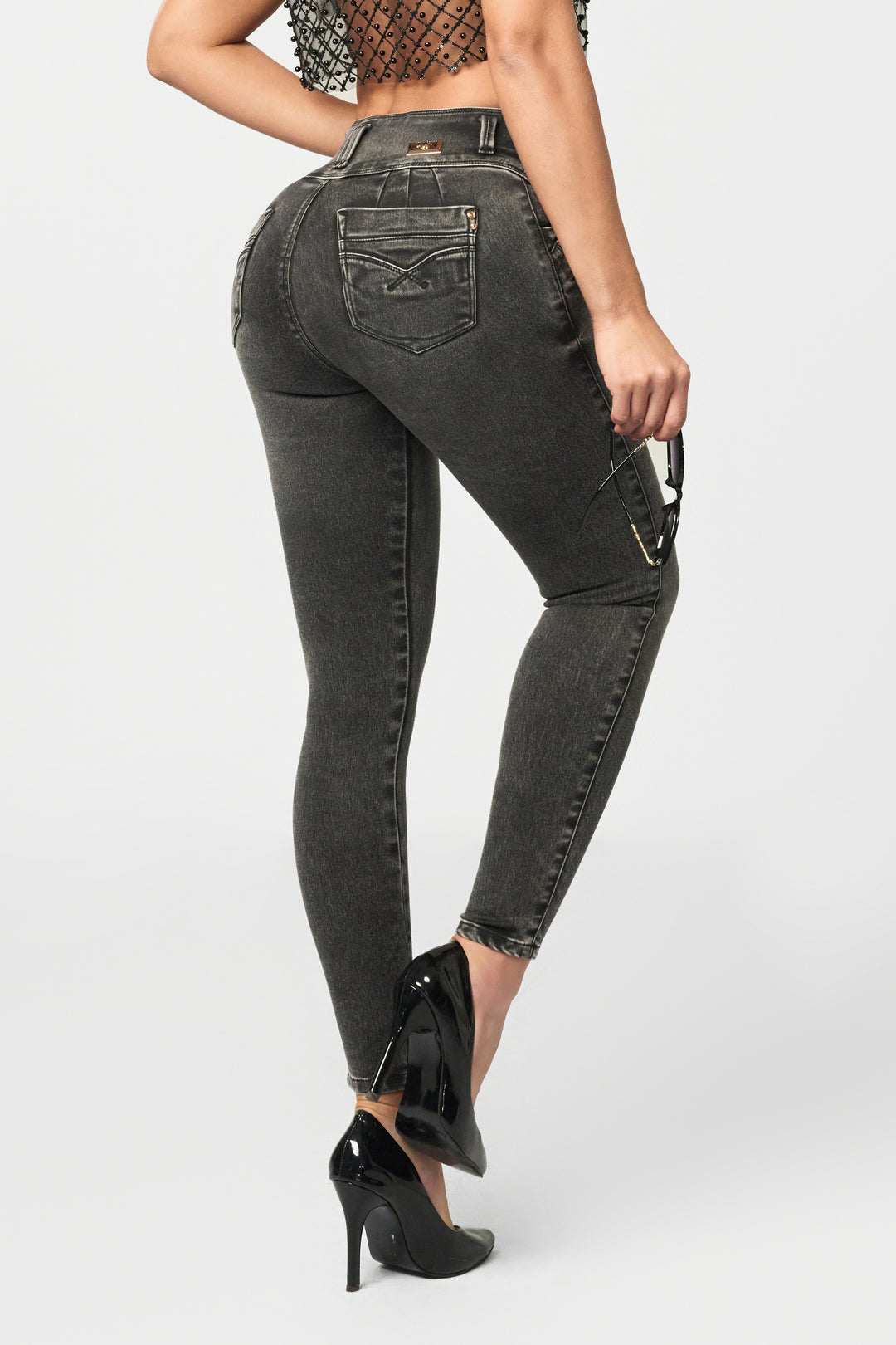 Skinny jeans gris de tiro medio, diseño que realza y eleva tus curvas naturales. Con bolsillos traseros.