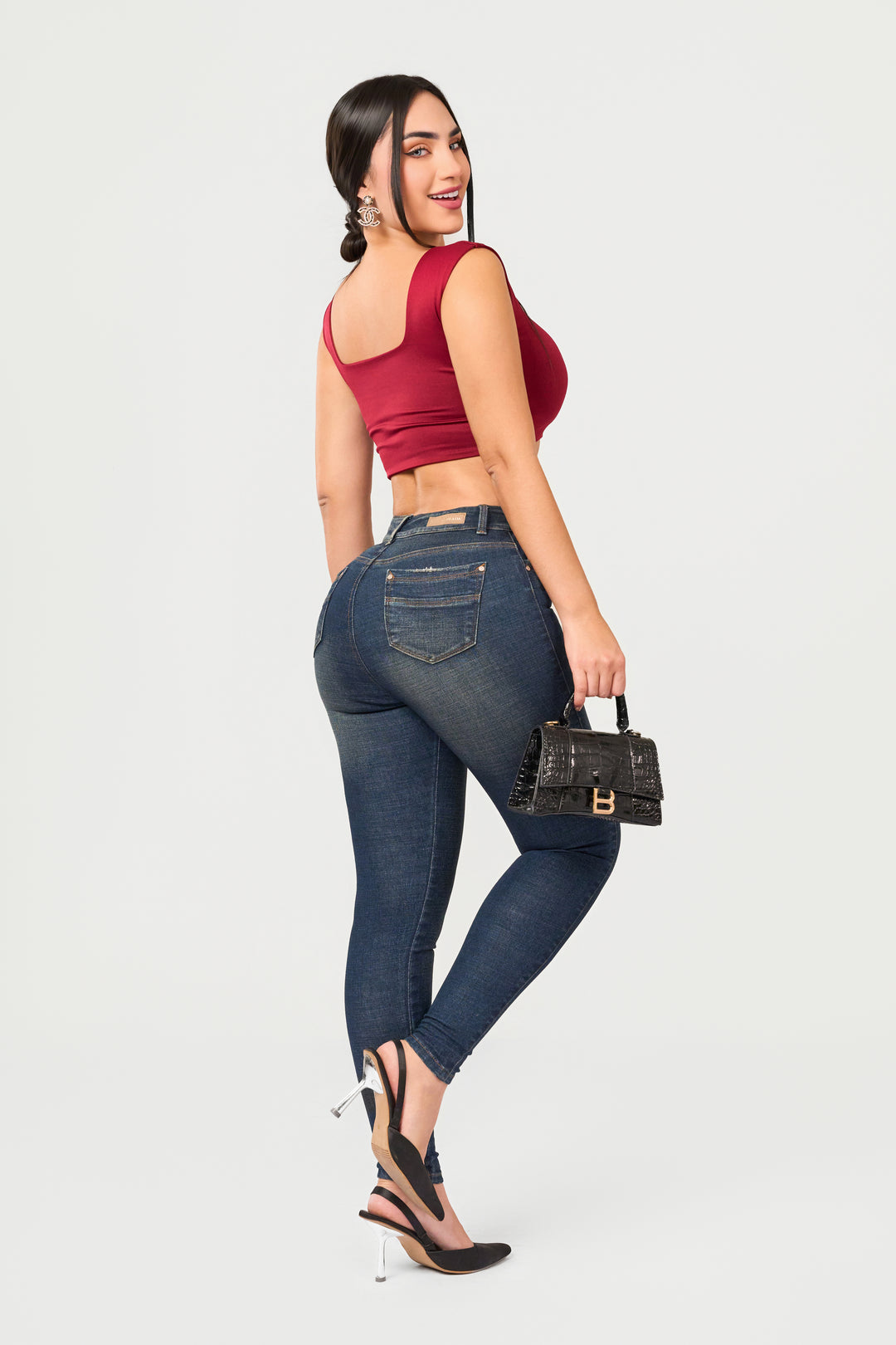 High-waisted skinny jeans with a classic design, perfect for any occasion.