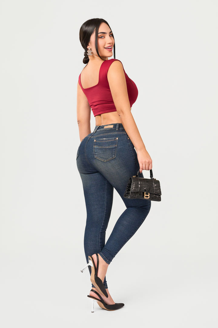 High-waisted skinny jeans with a classic design, perfect for any occasion.