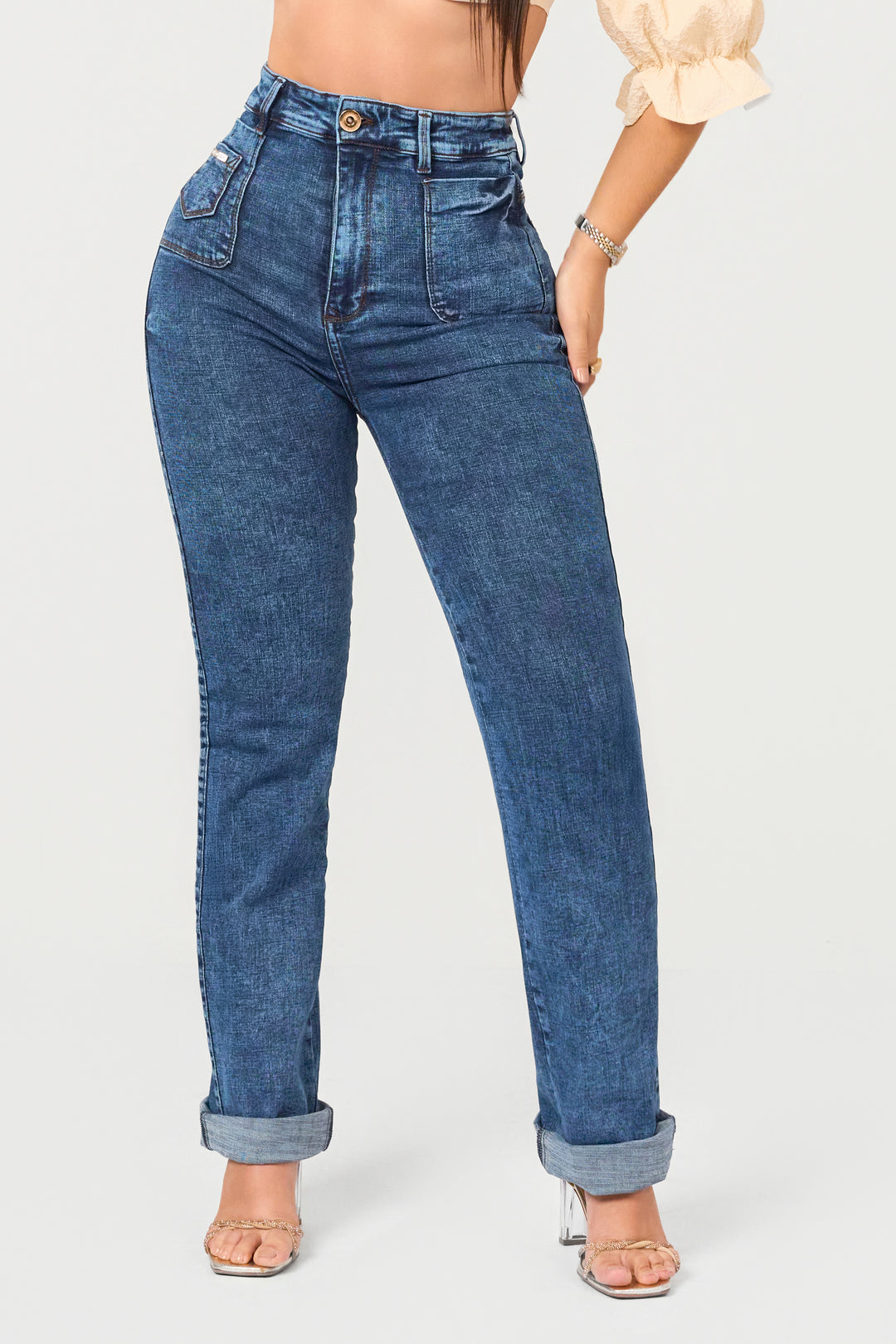 Straight-leg blue pants with a high rise and slim waistband, basic style, a must-have in your closet. 