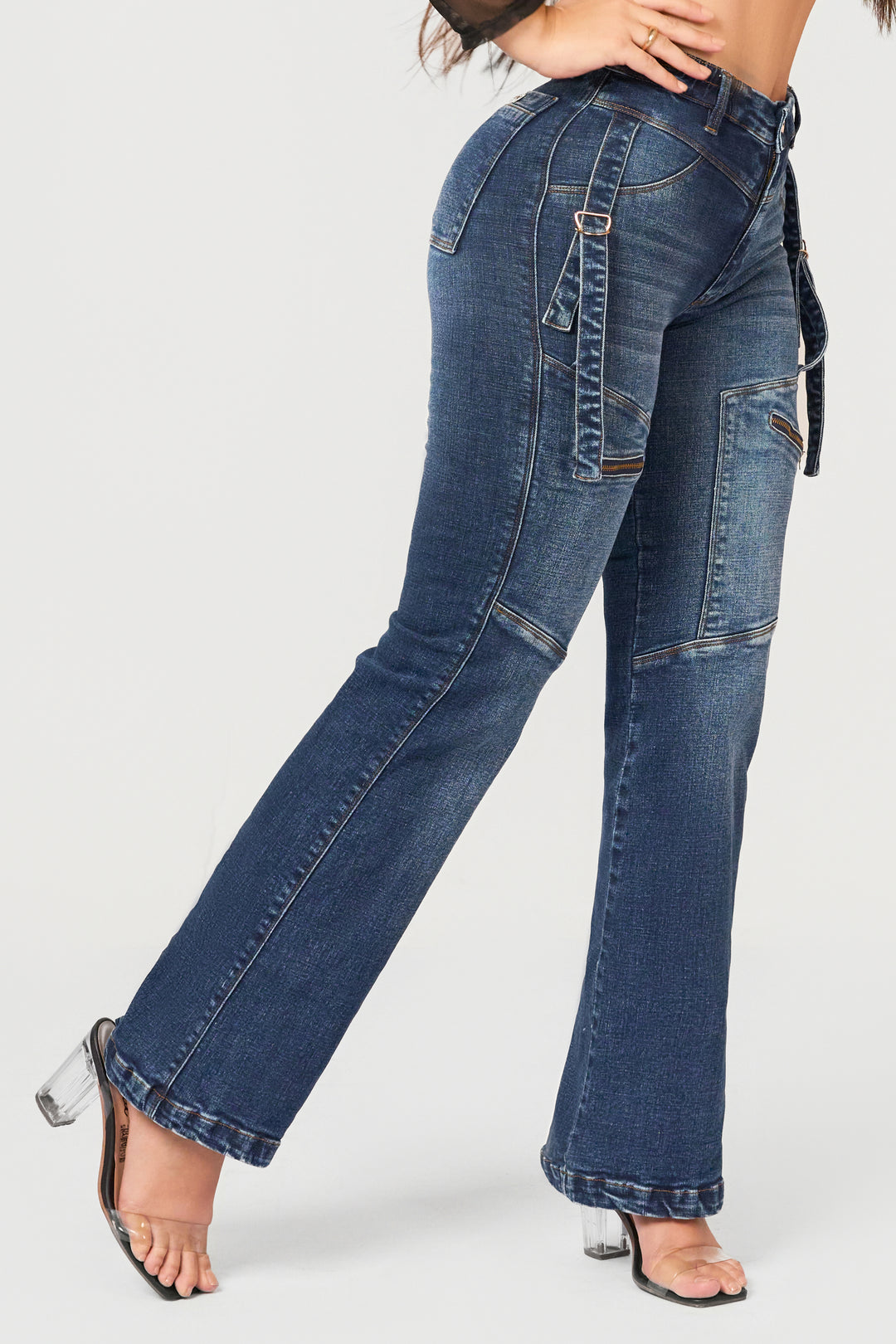 Straight-leg pants with a slim waistband, elegant and fashionable design. 