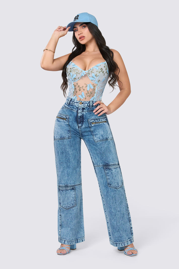 Colombian high-waisted skinny jeans featuring a shaping fit, bold button accents, and contour seams for a sleek, curve-enhancing look.